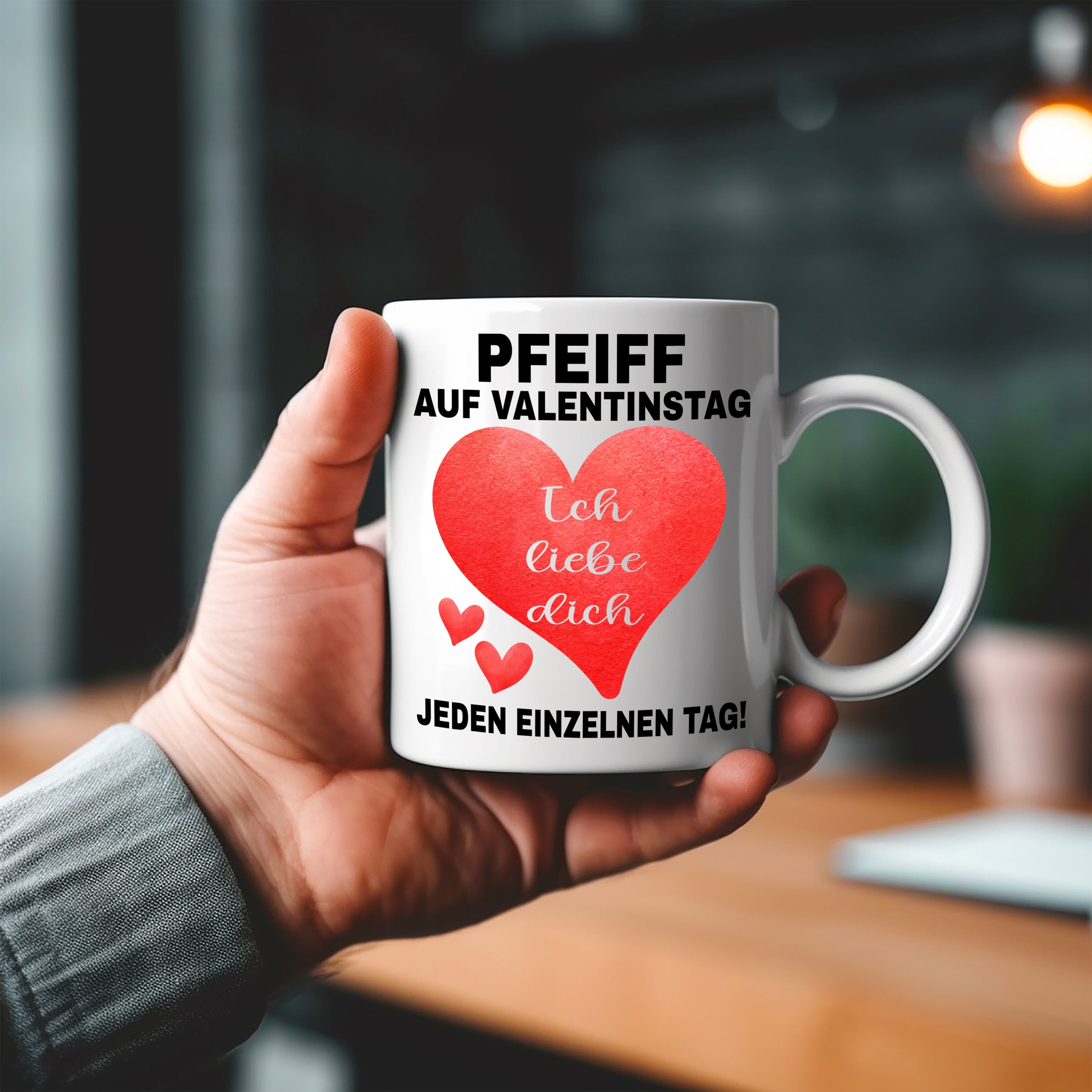 Valentinstag Tasse „Pfeiff auf Valentinstag – Ich liebe dich jeden einzelnen Tag“ | Romantische Kaffeetasse aus Keramik | Geschenk für Partner, Freundin, Freund, Frau oder Mann.