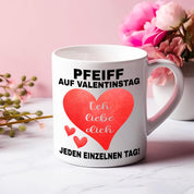 Valentinstag Tasse „Pfeiff auf Valentinstag – Ich liebe dich jeden einzelnen Tag“ | Romantische Kaffeetasse aus Keramik | Geschenk für Partner, Freundin, Freund, Frau oder Mann.
