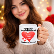 Valentinstag Tasse „Pfeiff auf Valentinstag – Ich liebe dich jeden einzelnen Tag“ | Romantische Kaffeetasse aus Keramik | Geschenk für Partner, Freundin, Freund, Frau oder Mann.