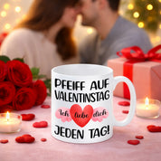 Valentinstag Tasse „Pfeiff auf Valentinstag – Ich liebe dich jeden Tag“ | Romantische Kaffeetasse aus Keramik | 300ml | 10oz | Geschenk für Partner, Freundin, Freund, Frau oder Mann