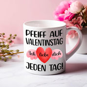 Valentinstag Tasse „Pfeiff auf Valentinstag – Ich liebe dich jeden Tag“ | Romantische Kaffeetasse aus Keramik | 300ml | 10oz | Geschenk für Partner, Freundin, Freund, Frau oder Mann