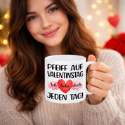 Valentinstag Tasse „Pfeiff auf Valentinstag – Ich liebe dich jeden Tag“ | Romantische Kaffeetasse aus Keramik | 300ml | 10oz | Geschenk für Partner, Freundin, Freund, Frau oder Mann