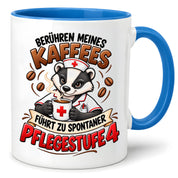 Herzbotschaft Tasse Pflege – Berühren meines Kaffees führt zu spontaner Pflegestufe 4, lustige Kaffeetasse für Pflegekräfte, Krankenschwester, Krankenpfleger und Pflegepersonal, witziges Geschenk für Kollegen, 330 ml Keramiktasse
