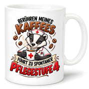 Herzbotschaft Tasse Pflege – Berühren meines Kaffees führt zu spontaner Pflegestufe 4, lustige Kaffeetasse für Pflegekräfte, Krankenschwester, Krankenpfleger und Pflegepersonal, witziges Geschenk für Kollegen, 330 ml Keramiktasse