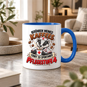 Herzbotschaft Tasse Pflege – Berühren meines Kaffees führt zu spontaner Pflegestufe 4, lustige Kaffeetasse für Pflegekräfte, Krankenschwester, Krankenpfleger und Pflegepersonal, witziges Geschenk für Kollegen, 330 ml Keramiktasse