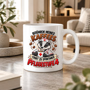 Herzbotschaft Tasse Pflege – Berühren meines Kaffees führt zu spontaner Pflegestufe 4, lustige Kaffeetasse für Pflegekräfte, Krankenschwester, Krankenpfleger und Pflegepersonal, witziges Geschenk für Kollegen, 330 ml Keramiktasse