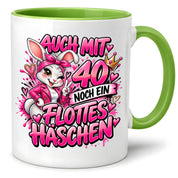 Herzbotschaft Tasse 40. Geburtstag Frau – Auch mit 40 noch ein flottes Häschen – lustiges Geburtstagsgeschenk für Frauen, Freundin, Schwester, Kollegin, Mama oder Ehefrau – witzige Hasen Tasse – 330 ml Keramiktasse