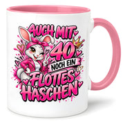 Herzbotschaft Tasse 40. Geburtstag Frau – Auch mit 40 noch ein flottes Häschen – lustiges Geburtstagsgeschenk für Frauen, Freundin, Schwester, Kollegin, Mama oder Ehefrau – witzige Hasen Tasse – 330 ml Keramiktasse