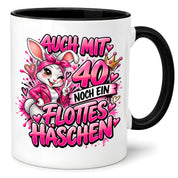 Herzbotschaft Tasse 40. Geburtstag Frau – Auch mit 40 noch ein flottes Häschen – lustiges Geburtstagsgeschenk für Frauen, Freundin, Schwester, Kollegin, Mama oder Ehefrau – witzige Hasen Tasse – 330 ml Keramiktasse
