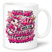 Herzbotschaft Tasse 40. Geburtstag Frau – Auch mit 40 noch ein flottes Häschen – lustiges Geburtstagsgeschenk für Frauen, Freundin, Schwester, Kollegin, Mama oder Ehefrau – witzige Hasen Tasse – 330 ml Keramiktasse
