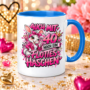 Herzbotschaft Tasse 40. Geburtstag Frau – Auch mit 40 noch ein flottes Häschen – lustiges Geburtstagsgeschenk für Frauen, Freundin, Schwester, Kollegin, Mama oder Ehefrau – witzige Hasen Tasse – 330 ml Keramiktasse