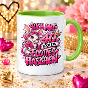 Herzbotschaft Tasse 40. Geburtstag Frau – Auch mit 40 noch ein flottes Häschen – lustiges Geburtstagsgeschenk für Frauen, Freundin, Schwester, Kollegin, Mama oder Ehefrau – witzige Hasen Tasse – 330 ml Keramiktasse
