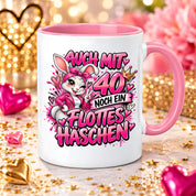 Herzbotschaft Tasse 40. Geburtstag Frau – Auch mit 40 noch ein flottes Häschen – lustiges Geburtstagsgeschenk für Frauen, Freundin, Schwester, Kollegin, Mama oder Ehefrau – witzige Hasen Tasse – 330 ml Keramiktasse