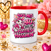 Herzbotschaft Tasse 40. Geburtstag Frau – Auch mit 40 noch ein flottes Häschen – lustiges Geburtstagsgeschenk für Frauen, Freundin, Schwester, Kollegin, Mama oder Ehefrau – witzige Hasen Tasse – 330 ml Keramiktasse