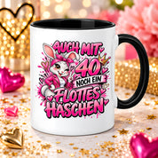 Herzbotschaft Tasse 40. Geburtstag Frau – Auch mit 40 noch ein flottes Häschen – lustiges Geburtstagsgeschenk für Frauen, Freundin, Schwester, Kollegin, Mama oder Ehefrau – witzige Hasen Tasse – 330 ml Keramiktasse