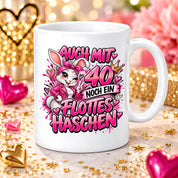 Herzbotschaft Tasse 40. Geburtstag Frau – Auch mit 40 noch ein flottes Häschen – lustiges Geburtstagsgeschenk für Frauen, Freundin, Schwester, Kollegin, Mama oder Ehefrau – witzige Hasen Tasse – 330 ml Keramiktasse