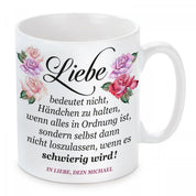 personalisierte Tasse mit Motiv - Liebe bedeutet nicht, Händchen zu halten, wenn alles in Ordnung ist "Wunschname"