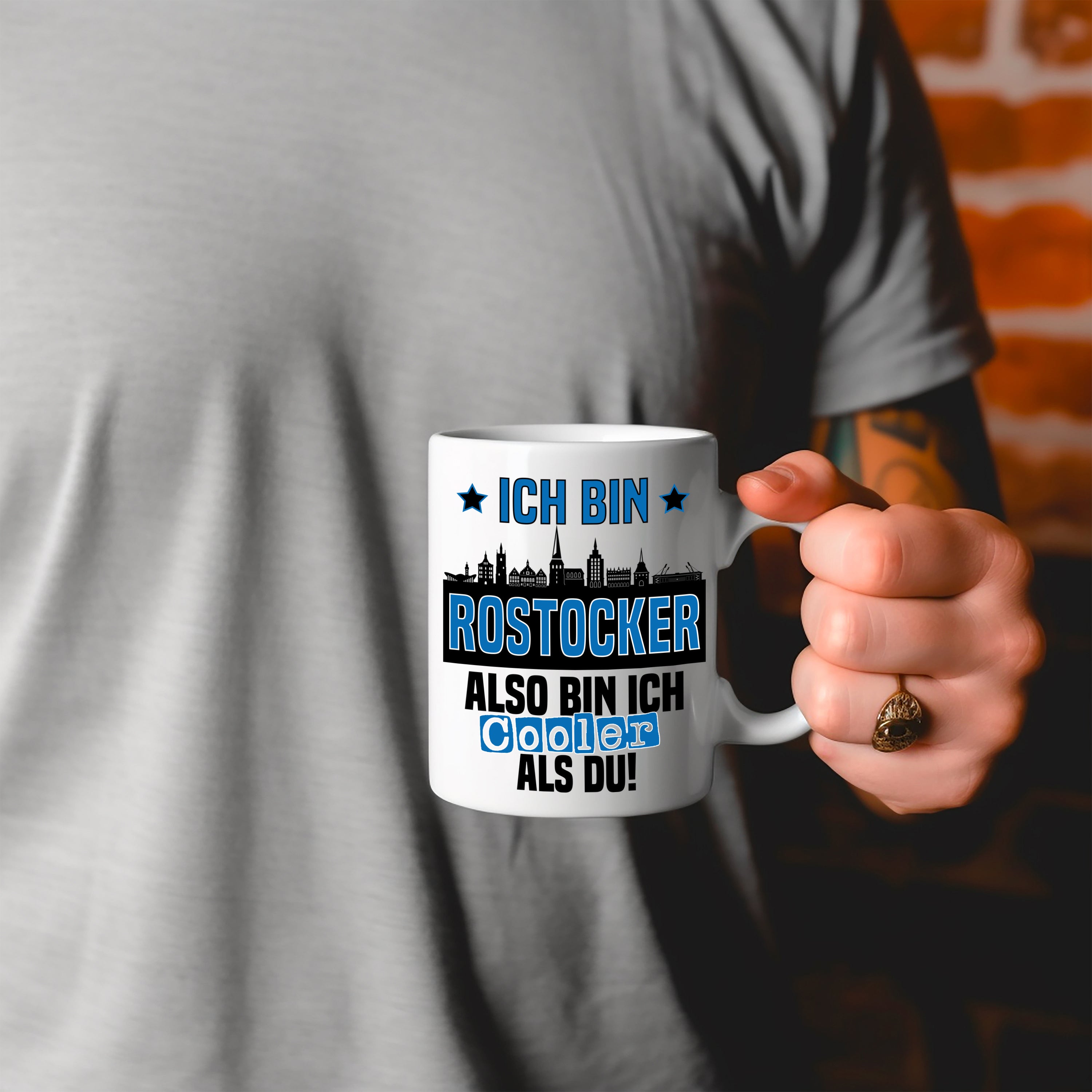 Tasse mit Motiv - Ich bin Rostocker also bin ich cooler als du! | Fußball Keramiktasse für Hansa Fan | Skyline deiner Stadt